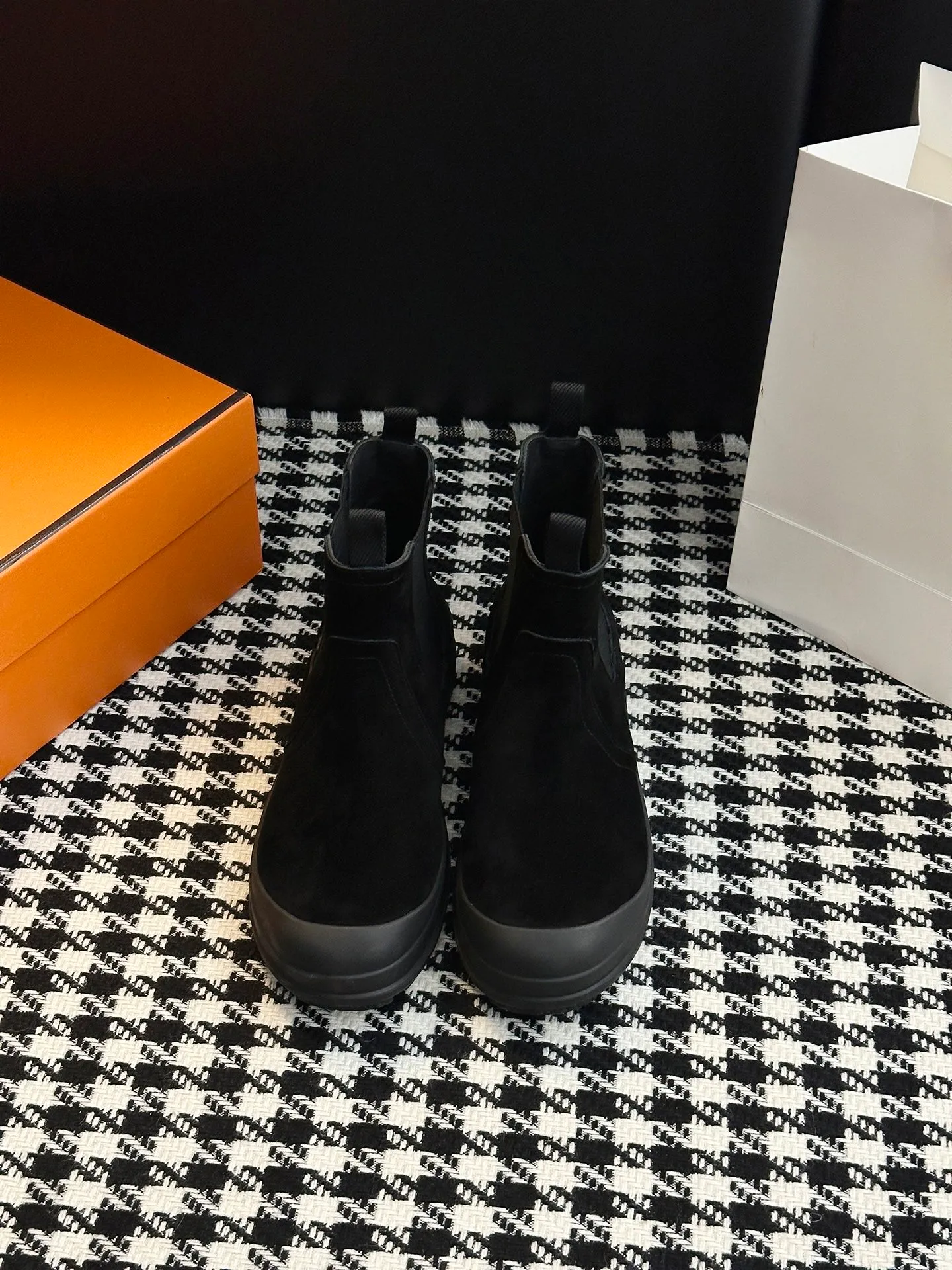 👟👟Ex-factory price 700👟👟 【𝐇𝐄𝐑𝐌𝐄𝐒Ankle boots】Exquisite workmanship, classic and yet individual, matching college style & simple style. yyds The key point is that it makes you taller and slimmer, which is really good news for small people. It makes you look slimmer and taller than ever yyds, good-looking ➢Shoe upper material: original customized cowhide + Yangjing noodles ➢Inner material: cowhide lining ➢Outsole material: original rubber sole ➢Color selection: black cowhide, black Yangjing, nude Yangjing ➢Optional code number: 35-40 (customized 40 is not returnable)